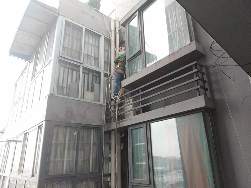 窗戶外墻刷防水：首先在對(duì)防水墻處理的時(shí)候一定要對(duì)墻體進(jìn)行檢查，看一看墻體有什么裂縫，或者不均勻的地方，這些地方需要處理過(guò)后才能對(duì)墻體進(jìn)行防水處理。備好防水卷材、防水涂料、基層涂料和粘接卷材的涂料，，一般是抹兩遍，厚度要薄一些，7-8毫米。第一遍施工完成后要用木抹子拉粗，方便第二遍施工，施工完畢后要澆水養(yǎng)護(hù)。