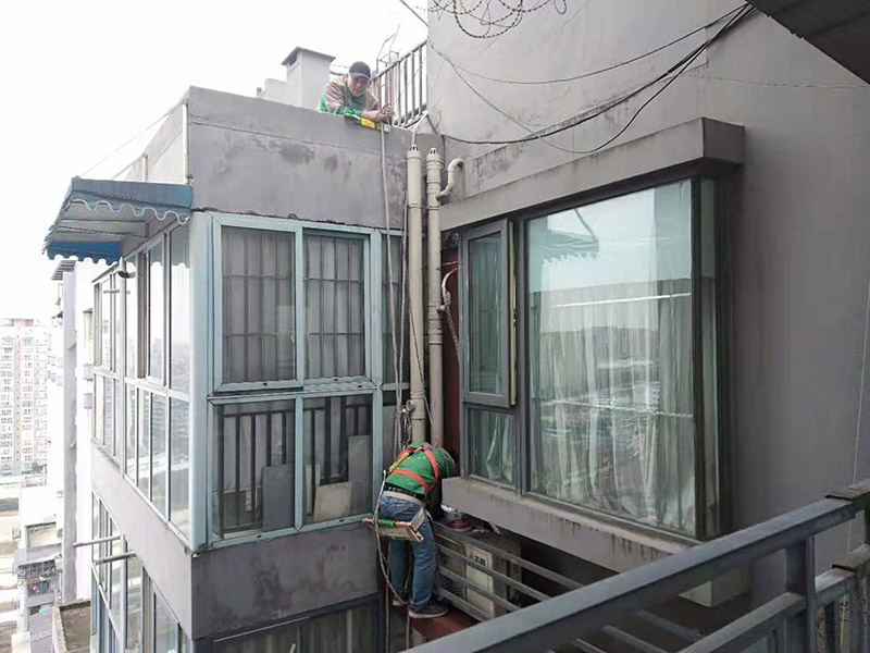 窗戶外墻刷防水：首先在對(duì)防水墻處理的時(shí)候一定要對(duì)墻體進(jìn)行檢查，看一看墻體有什么裂縫，或者不均勻的地方，這些地方需要處理過(guò)后才能對(duì)墻體進(jìn)行防水處理。備好防水卷材、防水涂料、基層涂料和粘接卷材的涂料，，一般是抹兩遍，厚度要薄一些，7-8毫米。第一遍施工完成后要用木抹子拉粗，方便第二遍施工，施工完畢后要澆水養(yǎng)護(hù)。