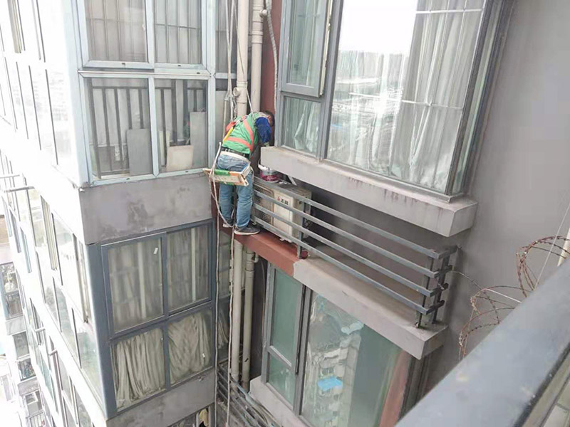 窗戶外墻刷防水：首先在對(duì)防水墻處理的時(shí)候一定要對(duì)墻體進(jìn)行檢查，看一看墻體有什么裂縫，或者不均勻的地方，這些地方需要處理過(guò)后才能對(duì)墻體進(jìn)行防水處理。備好防水卷材、防水涂料、基層涂料和粘接卷材的涂料，，一般是抹兩遍，厚度要薄一些，7-8毫米。第一遍施工完成后要用木抹子拉粗，方便第二遍施工，施工完畢后要澆水養(yǎng)護(hù)。