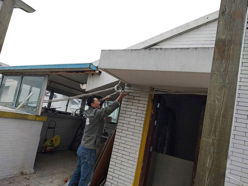 空調(diào)外機PVC管防水維修：先明確什么地方漏水。如果只是接頭漏，在管材質(zhì)量合格前提下，可換接頭或在接頭處加上防漏密封膠帶、AB密封膠等;如果是管材質(zhì)量不好，應該更換管材。還可以在漏水的地方涂上調(diào)好的AB膠，再在上面纏上一層綢帶，使綢帶上浸滿AB膠再在綢帶上面涂一層AB膠，整個過程動作要快也可以分兩次或多次。