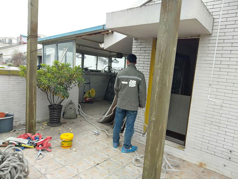 空調(diào)外機PVC管防水維修：先明確什么地方漏水。如果只是接頭漏，在管材質(zhì)量合格前提下，可換接頭或在接頭處加上防漏密封膠帶、AB密封膠等;如果是管材質(zhì)量不好，應該更換管材。還可以在漏水的地方涂上調(diào)好的AB膠，再在上面纏上一層綢帶，使綢帶上浸滿AB膠再在綢帶上面涂一層AB膠，整個過程動作要快也可以分兩次或多次。