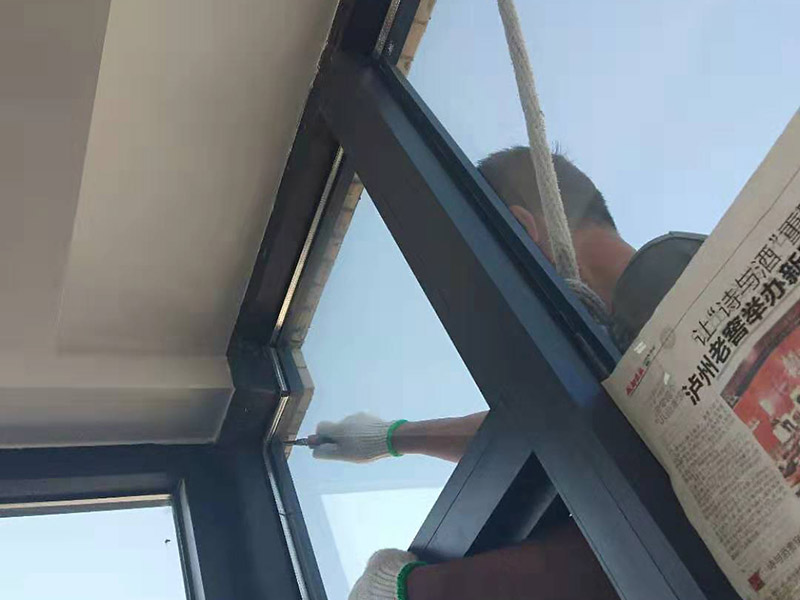窗戶打膠維修：1、當(dāng)我們粘在破碎的橋梁的鋁門窗上時(shí)，如果需要在外面粘合，我們必須將它粘在外面，因?yàn)槿绻鼛缀醪徽吃谑覂?nèi)，它顯然會(huì)不均勻。它不起防水功能。2、當(dāng)我們將破碎的橋梁的鋁門和窗戶粘在一起時(shí)，我們需要將膠帶放在鋁門的側(cè)面和斷橋的窗戶上。不要將它粘在頂部也很重要。否則，更重要的是。之后，膠帶脫膠，防水效果消失。