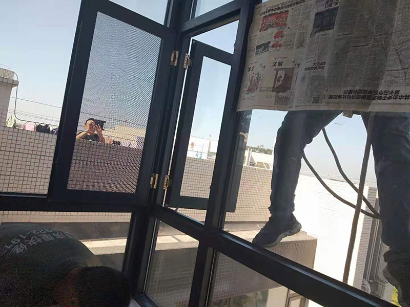 窗戶打膠維修：1、當(dāng)我們粘在破碎的橋梁的鋁門窗上時(shí)，如果需要在外面粘合，我們必須將它粘在外面，因?yàn)槿绻鼛缀醪徽吃谑覂?nèi)，它顯然會(huì)不均勻。它不起防水功能。2、當(dāng)我們將破碎的橋梁的鋁門和窗戶粘在一起時(shí)，我們需要將膠帶放在鋁門的側(cè)面和斷橋的窗戶上。不要將它粘在頂部也很重要。否則，更重要的是。之后，膠帶脫膠，防水效果消失。