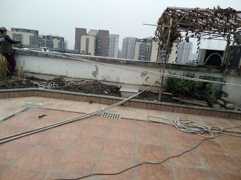 高空外墻防水：清理基層，新舊面層必須清理干凈，不得有雜物和灰塵，以免影響粘結強度，涂刷防水涂料時基層應干燥。接下來，清理死角，也就是所謂的陰陽角、施工縫、伸縮縫等比較重要的部位進行處理，尤其注意的是泄水孔要加強處理，需要涂刷2-3遍防水底層涂料。將攪拌均勻的防水涂料根據現場要涂刷的面積開始涂刷，基層涂刷要大于粘卷材的面積，不要超過三十分鐘，涂刷第二次涂料之前必須要等第一次涂料完全凝固后方可再次涂刷，底層涂料第一次涂刷完畢后約4-8小時左右，方可再次涂刷第二次和第三次底層涂料，第一次涂刷厚度為0.5mm、第二次涂刷厚度為0.5mm左右、第三次涂刷厚度為0.5mm左右。粘結卷材時要等第二次涂料完全凝固后方可施工。