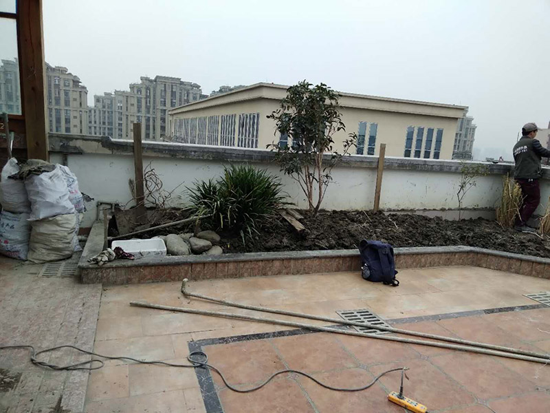 高空外墻防水：清理基層，新舊面層必須清理干凈，不得有雜物和灰塵，以免影響粘結強度，涂刷防水涂料時基層應干燥。接下來，清理死角，也就是所謂的陰陽角、施工縫、伸縮縫等比較重要的部位進行處理，尤其注意的是泄水孔要加強處理，需要涂刷2-3遍防水底層涂料。將攪拌均勻的防水涂料根據現場要涂刷的面積開始涂刷，基層涂刷要大于粘卷材的面積，不要超過三十分鐘，涂刷第二次涂料之前必須要等第一次涂料完全凝固后方可再次涂刷，底層涂料第一次涂刷完畢后約4-8小時左右，方可再次涂刷第二次和第三次底層涂料，第一次涂刷厚度為0.5mm、第二次涂刷厚度為0.5mm左右、第三次涂刷厚度為0.5mm左右。粘結卷材時要等第二次涂料完全凝固后方可施工。