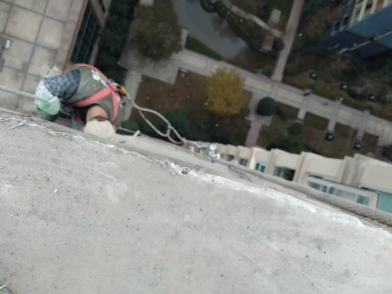 高空外墻防水：清理基層，新舊面層必須清理干凈，不得有雜物和灰塵，以免影響粘結強度，涂刷防水涂料時基層應干燥。接下來，清理死角，也就是所謂的陰陽角、施工縫、伸縮縫等比較重要的部位進行處理，尤其注意的是泄水孔要加強處理，需要涂刷2-3遍防水底層涂料。將攪拌均勻的防水涂料根據現場要涂刷的面積開始涂刷，基層涂刷要大于粘卷材的面積，不要超過三十分鐘，涂刷第二次涂料之前必須要等第一次涂料完全凝固后方可再次涂刷，底層涂料第一次涂刷完畢后約4-8小時左右，方可再次涂刷第二次和第三次底層涂料，第一次涂刷厚度為0.5mm、第二次涂刷厚度為0.5mm左右、第三次涂刷厚度為0.5mm左右。粘結卷材時要等第二次涂料完全凝固后方可施工。