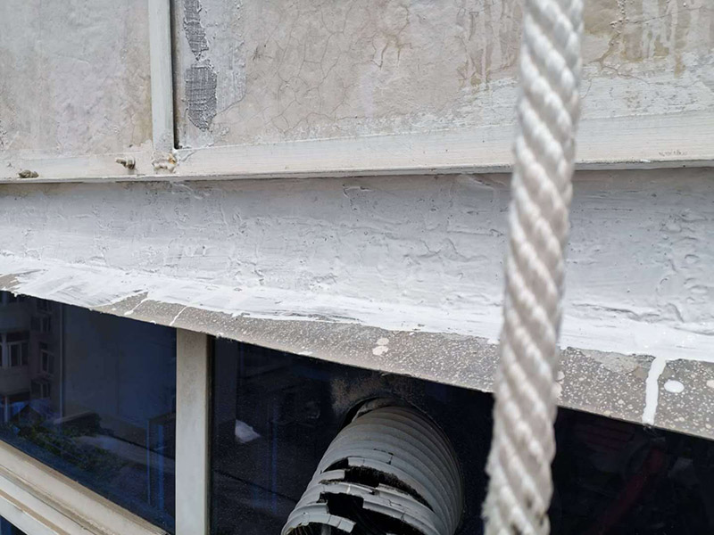 外墻屋檐防水補(bǔ)漏：清理基面,無油污、粉塵,并灑水充分濕潤。2、在空桶內(nèi)先倒入一包液料,再緩慢加入一包粉料,攪拌均勻無結(jié)塊。讓漿料靜置約3分鐘,再攪拌均勻后使用。3、使用硬毛刷將漿料均勻涂刷于基面上,應(yīng)交叉涂刷兩遍,等第一遍表干后才可進(jìn)行第二遍施工。每層涂刷厚度約為0.6mm,防水層總厚度約為1.2mm。使用硬毛刷將漿料均勻涂刷于基面上。4.待到防水層表干之后再做一個(gè)砂漿的保護(hù)層,砂漿地面需要涂抹2公分左右,墻面需要涂抹1公分左右。5.待到防水層完全干透之后再做一個(gè)閉水試驗(yàn)。