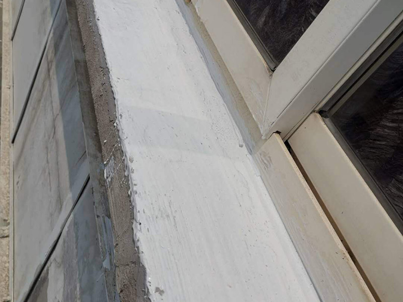 外墻屋檐防水補(bǔ)漏：清理基面,無油污、粉塵,并灑水充分濕潤。2、在空桶內(nèi)先倒入一包液料,再緩慢加入一包粉料,攪拌均勻無結(jié)塊。讓漿料靜置約3分鐘,再攪拌均勻后使用。3、使用硬毛刷將漿料均勻涂刷于基面上,應(yīng)交叉涂刷兩遍,等第一遍表干后才可進(jìn)行第二遍施工。每層涂刷厚度約為0.6mm,防水層總厚度約為1.2mm。使用硬毛刷將漿料均勻涂刷于基面上。4.待到防水層表干之后再做一個(gè)砂漿的保護(hù)層,砂漿地面需要涂抹2公分左右,墻面需要涂抹1公分左右。5.待到防水層完全干透之后再做一個(gè)閉水試驗(yàn)。