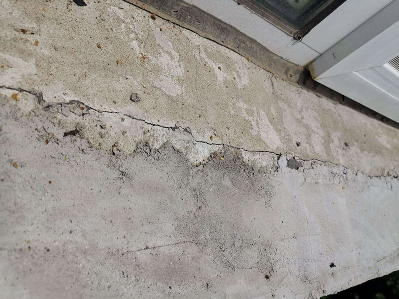 外墻屋檐防水補(bǔ)漏：清理基面,無油污、粉塵,并灑水充分濕潤。2、在空桶內(nèi)先倒入一包液料,再緩慢加入一包粉料,攪拌均勻無結(jié)塊。讓漿料靜置約3分鐘,再攪拌均勻后使用。3、使用硬毛刷將漿料均勻涂刷于基面上,應(yīng)交叉涂刷兩遍,等第一遍表干后才可進(jìn)行第二遍施工。每層涂刷厚度約為0.6mm,防水層總厚度約為1.2mm。使用硬毛刷將漿料均勻涂刷于基面上。4.待到防水層表干之后再做一個(gè)砂漿的保護(hù)層,砂漿地面需要涂抹2公分左右,墻面需要涂抹1公分左右。5.待到防水層完全干透之后再做一個(gè)閉水試驗(yàn)。