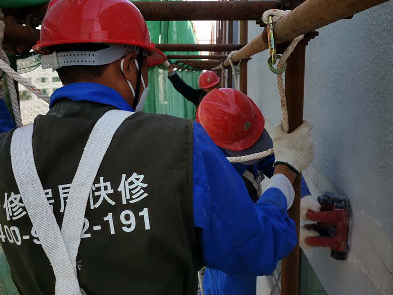 高空外墻防水：首先清理基層，新舊面層必須清理干凈，不得有雜物和灰塵，以免影響粘結(jié)強度，涂刷防水涂料時基層應干燥。接下來，清理死角，也就是所謂的陰陽角、施工縫、伸縮縫等比較重要的部位進行處理，尤其注意的是泄水孔要加強處理，需要涂刷2-3遍防水底層涂料。備好防水卷材、防水涂料、基層涂料和粘接卷材的涂料必須要分清，為提高防水卷材與基層粘結(jié)性，可用底層涂料反復涂刷，涂刷均勻，覆蓋完全，充分滲入混凝土基層，以提高粘結(jié)強度和抗剪切強度。涂刷第二次涂料之前必須要等第一次涂料完全凝固后方可再次涂刷，底層涂料第一次涂刷完畢后約4-8小時左右，方可再次涂刷第二次和第三次底層涂料。