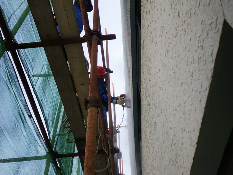 高空外墻防水：首先清理基層，新舊面層必須清理干凈，不得有雜物和灰塵，以免影響粘結(jié)強度，涂刷防水涂料時基層應干燥。接下來，清理死角，也就是所謂的陰陽角、施工縫、伸縮縫等比較重要的部位進行處理，尤其注意的是泄水孔要加強處理，需要涂刷2-3遍防水底層涂料。備好防水卷材、防水涂料、基層涂料和粘接卷材的涂料必須要分清，為提高防水卷材與基層粘結(jié)性，可用底層涂料反復涂刷，涂刷均勻，覆蓋完全，充分滲入混凝土基層，以提高粘結(jié)強度和抗剪切強度。涂刷第二次涂料之前必須要等第一次涂料完全凝固后方可再次涂刷，底層涂料第一次涂刷完畢后約4-8小時左右，方可再次涂刷第二次和第三次底層涂料。