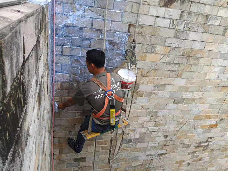 外墻高空刷防水：先清理干凈外墻基層部分，重點部位要進(jìn)行重點處理，尤其是不易涂刷的外墻部位；嚴(yán)格按要求配比防水涂料，比例要準(zhǔn)確；確認(rèn)防水涂料攪拌均勻了，開始涂刷防水涂料，防水涂料每次從攪拌結(jié)束至涂刷完畢不能超過三十分鐘。底層涂料第1次涂刷完畢后約四至八小時左右，再進(jìn)行涂刷第2、3次底層涂料，第1、2、3次涂刷厚度都是0.5mm，涂刷涂料之前必須要等前一次涂料完全凝固后方可再次涂刷。防水涂料涂層可根據(jù)外墻防水工程現(xiàn)場情況，實行多遍涂刷，但必須一次涂刷完成。