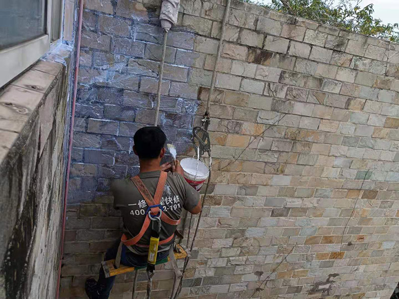 外墻高空刷防水：先清理干凈外墻基層部分，重點部位要進(jìn)行重點處理，尤其是不易涂刷的外墻部位；嚴(yán)格按要求配比防水涂料，比例要準(zhǔn)確；確認(rèn)防水涂料攪拌均勻了，開始涂刷防水涂料，防水涂料每次從攪拌結(jié)束至涂刷完畢不能超過三十分鐘。底層涂料第1次涂刷完畢后約四至八小時左右，再進(jìn)行涂刷第2、3次底層涂料，第1、2、3次涂刷厚度都是0.5mm，涂刷涂料之前必須要等前一次涂料完全凝固后方可再次涂刷。防水涂料涂層可根據(jù)外墻防水工程現(xiàn)場情況，實行多遍涂刷，但必須一次涂刷完成。