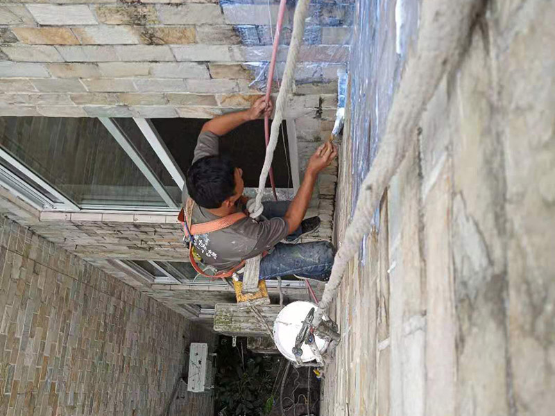 外墻高空刷防水：先清理干凈外墻基層部分，重點部位要進(jìn)行重點處理，尤其是不易涂刷的外墻部位；嚴(yán)格按要求配比防水涂料，比例要準(zhǔn)確；確認(rèn)防水涂料攪拌均勻了，開始涂刷防水涂料，防水涂料每次從攪拌結(jié)束至涂刷完畢不能超過三十分鐘。底層涂料第1次涂刷完畢后約四至八小時左右，再進(jìn)行涂刷第2、3次底層涂料，第1、2、3次涂刷厚度都是0.5mm，涂刷涂料之前必須要等前一次涂料完全凝固后方可再次涂刷。防水涂料涂層可根據(jù)外墻防水工程現(xiàn)場情況，實行多遍涂刷，但必須一次涂刷完成。