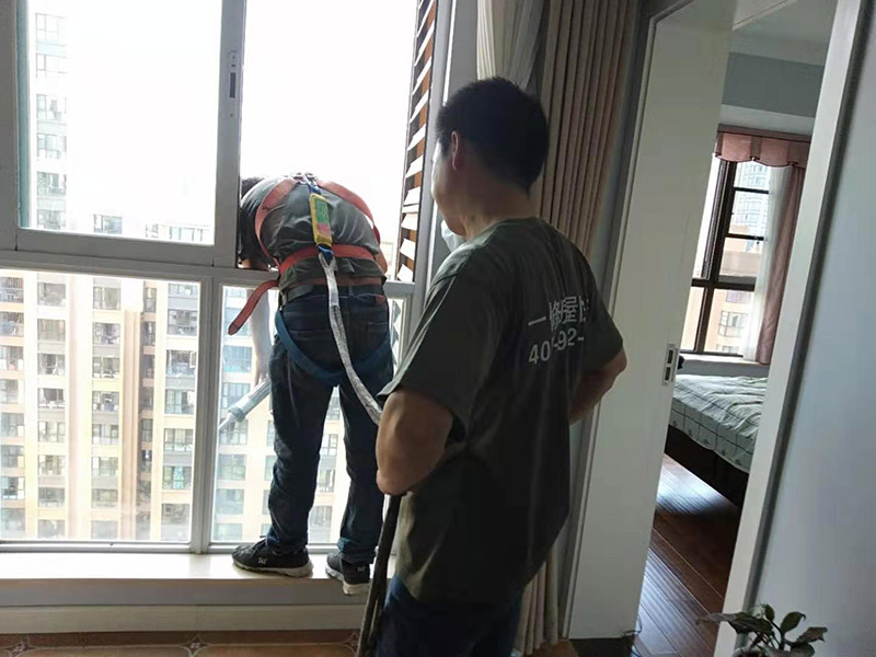 窗戶打膠刷防水:窗框就位&rarr;框固定&rarr;填塞縫隙&rarr;安五金配件&rarr;安玻璃&rarr;打膠、清理。當門窗采用預埋木磚法與墻體連接時，木磚應進行防腐處理，窗框與洞口之間的伸縮縫內(nèi)腔應采用閉孔泡沫塑料、發(fā)泡聚苯乙燃等彈性材料分層填塞，表面用密封膠密封。