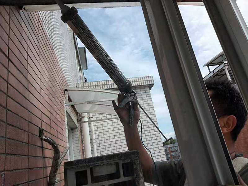 窗戶打膠刷防水:窗框就位&rarr;框固定&rarr;填塞縫隙&rarr;安五金配件&rarr;安玻璃&rarr;打膠、清理。當門窗采用預埋木磚法與墻體連接時，木磚應進行防腐處理，窗框與洞口之間的伸縮縫內(nèi)腔應采用閉孔泡沫塑料、發(fā)泡聚苯乙燃等彈性材料分層填塞，表面用密封膠密封。