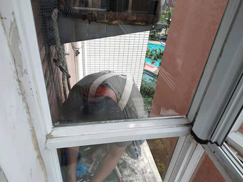 窗戶打膠刷防水:窗框就位&rarr;框固定&rarr;填塞縫隙&rarr;安五金配件&rarr;安玻璃&rarr;打膠、清理。當門窗采用預埋木磚法與墻體連接時，木磚應進行防腐處理，窗框與洞口之間的伸縮縫內(nèi)腔應采用閉孔泡沫塑料、發(fā)泡聚苯乙燃等彈性材料分層填塞，表面用密封膠密封。