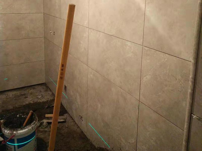 廁所貼磚維修：首先將水泥與少量建筑膠混合拌勻，做為粘貼劑。把粘貼劑用鏟刀鏟到地面刮平后將瓷磚鋪上。再用鏟刀壓實,這樣自上而下或自左而右，重復這步驟，鋪好之后用白水泥漿美縫，把瓷磚間的間隙填實，等待一段時間水泥干了就好了。