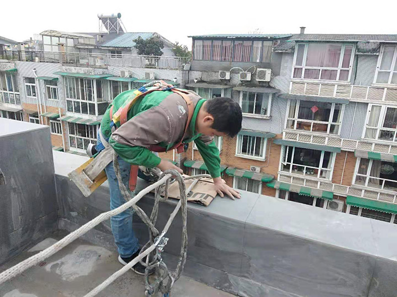 外墻滾刷防水：為保證防水層的鋪設(shè)質(zhì)量和節(jié)省防水涂料，基層、內(nèi)外墻等位置涂刷防水涂料處應(yīng)平整、無凹凸不平、蜂窩麻面、浮碴、浮灰、油污等。在管根、管道、陰陽角、施工縫等易發(fā)生漏水的部位應(yīng)增強處理。在管根、管道周圍鑿開采用水不漏進行封堵，然后再用油漆刷涂刷一至兩遍防水涂料；陰陽角、施工縫部位采用玻纖網(wǎng)格布增強處理后用刮板刮涂一遍防水涂料，增強網(wǎng)格布寬度為300㎜。施工時應(yīng)邊涂刷邊檢查，發(fā)現(xiàn)缺陷及時修補，涂膜應(yīng)完全干燥2天后方可進行下道工序施工，施工時應(yīng)注意對涂膜防水層的保護，以免人為或外為破壞防水層。側(cè)墻防水層保護材料建議采用聚苯板或砂漿粉刷保護。頂板防水層保護材料宜采用砂漿或細(xì)石混凝土進行保護。