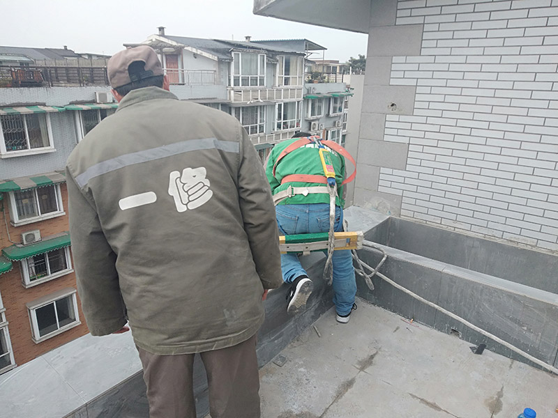 外墻滾刷防水：為保證防水層的鋪設(shè)質(zhì)量和節(jié)省防水涂料，基層、內(nèi)外墻等位置涂刷防水涂料處應(yīng)平整、無凹凸不平、蜂窩麻面、浮碴、浮灰、油污等。在管根、管道、陰陽角、施工縫等易發(fā)生漏水的部位應(yīng)增強處理。在管根、管道周圍鑿開采用水不漏進行封堵，然后再用油漆刷涂刷一至兩遍防水涂料；陰陽角、施工縫部位采用玻纖網(wǎng)格布增強處理后用刮板刮涂一遍防水涂料，增強網(wǎng)格布寬度為300㎜。施工時應(yīng)邊涂刷邊檢查，發(fā)現(xiàn)缺陷及時修補，涂膜應(yīng)完全干燥2天后方可進行下道工序施工，施工時應(yīng)注意對涂膜防水層的保護，以免人為或外為破壞防水層。側(cè)墻防水層保護材料建議采用聚苯板或砂漿粉刷保護。頂板防水層保護材料宜采用砂漿或細(xì)石混凝土進行保護。