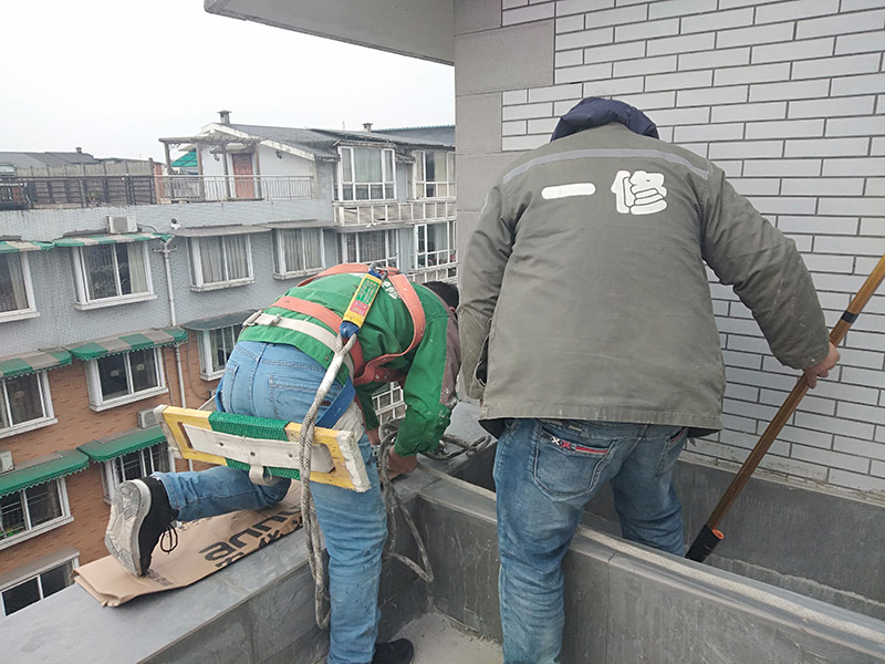 外墻滾刷防水：為保證防水層的鋪設(shè)質(zhì)量和節(jié)省防水涂料，基層、內(nèi)外墻等位置涂刷防水涂料處應(yīng)平整、無凹凸不平、蜂窩麻面、浮碴、浮灰、油污等。在管根、管道、陰陽角、施工縫等易發(fā)生漏水的部位應(yīng)增強處理。在管根、管道周圍鑿開采用水不漏進行封堵，然后再用油漆刷涂刷一至兩遍防水涂料；陰陽角、施工縫部位采用玻纖網(wǎng)格布增強處理后用刮板刮涂一遍防水涂料，增強網(wǎng)格布寬度為300㎜。施工時應(yīng)邊涂刷邊檢查，發(fā)現(xiàn)缺陷及時修補，涂膜應(yīng)完全干燥2天后方可進行下道工序施工，施工時應(yīng)注意對涂膜防水層的保護，以免人為或外為破壞防水層。側(cè)墻防水層保護材料建議采用聚苯板或砂漿粉刷保護。頂板防水層保護材料宜采用砂漿或細(xì)石混凝土進行保護。