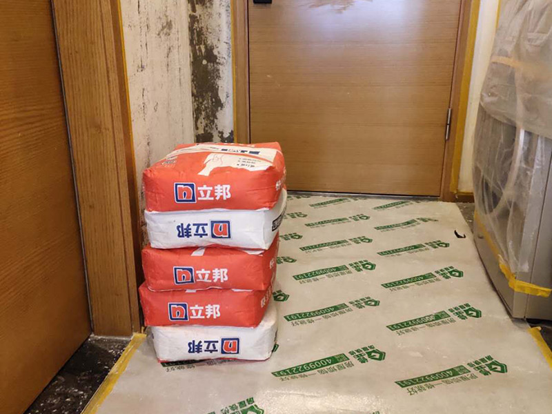 墻面拆除翻新：舊墻面翻新自己動(dòng)手首先用水將墻面浸濕，這樣在鏟除墻面時(shí)比較省力，墻面必須要鏟到露出水泥砂漿面。然后是涂刷界面劑，一定要全部都刷到而且要均勻。墻面的裂縫通常都是用牛皮紙帶及白乳膠來(lái)貼住，但不能保證它能百分百不再開(kāi)裂。如果墻面凹凸不平，那么就需要用石膏來(lái)找平，誤差最好不要超過(guò)0.5公分。非承重墻一般都是需要貼布的，所以最好選擇質(zhì)地好的墻布和白乳膠，有條件的話(huà)可以使用網(wǎng)格布，對(duì)于防裂效果會(huì)更好。  在挑選膩?zhàn)訒r(shí)應(yīng)該選顆粒細(xì)度高及質(zhì)地較硬的，或是把白乳膠添加到膩?zhàn)又刑岣吣佔(zhàn)拥挠捕?。打磨墻面要選用細(xì)砂紙，砂紙如果過(guò)粗會(huì)在墻面上留下很深的砂痕，就算是刷漆也沒(méi)辦法遮蓋住。墻面打磨之后要清掃一遍，否則粉塵過(guò)多會(huì)影響到漆的附著力。