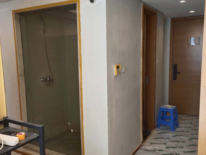 墻面拆除翻新：舊墻面翻新自己動(dòng)手首先用水將墻面浸濕，這樣在鏟除墻面時(shí)比較省力，墻面必須要鏟到露出水泥砂漿面。然后是涂刷界面劑，一定要全部都刷到而且要均勻。墻面的裂縫通常都是用牛皮紙帶及白乳膠來(lái)貼住，但不能保證它能百分百不再開(kāi)裂。如果墻面凹凸不平，那么就需要用石膏來(lái)找平，誤差最好不要超過(guò)0.5公分。非承重墻一般都是需要貼布的，所以最好選擇質(zhì)地好的墻布和白乳膠，有條件的話(huà)可以使用網(wǎng)格布，對(duì)于防裂效果會(huì)更好。  在挑選膩?zhàn)訒r(shí)應(yīng)該選顆粒細(xì)度高及質(zhì)地較硬的，或是把白乳膠添加到膩?zhàn)又刑岣吣佔(zhàn)拥挠捕取４蚰γ嬉x用細(xì)砂紙，砂紙如果過(guò)粗會(huì)在墻面上留下很深的砂痕，就算是刷漆也沒(méi)辦法遮蓋住。墻面打磨之后要清掃一遍，否則粉塵過(guò)多會(huì)影響到漆的附著力。