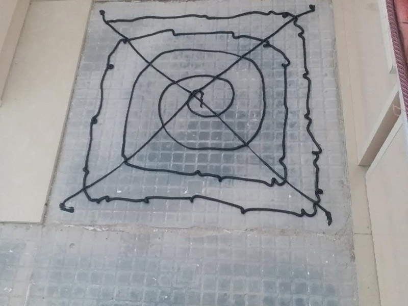 客廳地磚修補：沿瓷磚四周邊緣清除嵌縫白水泥，并用小鑿子仔細地拆除損壞瓷磚。瓷磚鑿掉后，用鋼鑿將底層水泥砂漿鑿掉，用力不得過重，否則會震碎其他完好的瓷磚。貼瓷磚前應將瓷磚浸水濕潤，晾干后在瓷磚背面薄薄地涂刮一層107膠水泥漿，然后用力加壓就位，并檢查新貼上的瓷磚是否與四周瓷磚齊平。新貼好的瓷磚的接縫仍要用白水泥漿填嵌，并清除瓷磚面上多余的水泥漿。