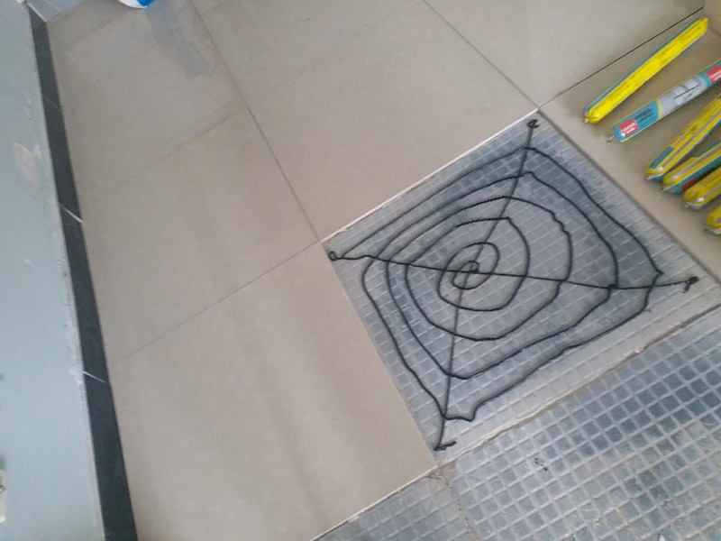 客廳地磚修補：沿瓷磚四周邊緣清除嵌縫白水泥，并用小鑿子仔細地拆除損壞瓷磚。瓷磚鑿掉后，用鋼鑿將底層水泥砂漿鑿掉，用力不得過重，否則會震碎其他完好的瓷磚。貼瓷磚前應將瓷磚浸水濕潤，晾干后在瓷磚背面薄薄地涂刮一層107膠水泥漿，然后用力加壓就位，并檢查新貼上的瓷磚是否與四周瓷磚齊平。新貼好的瓷磚的接縫仍要用白水泥漿填嵌，并清除瓷磚面上多余的水泥漿。