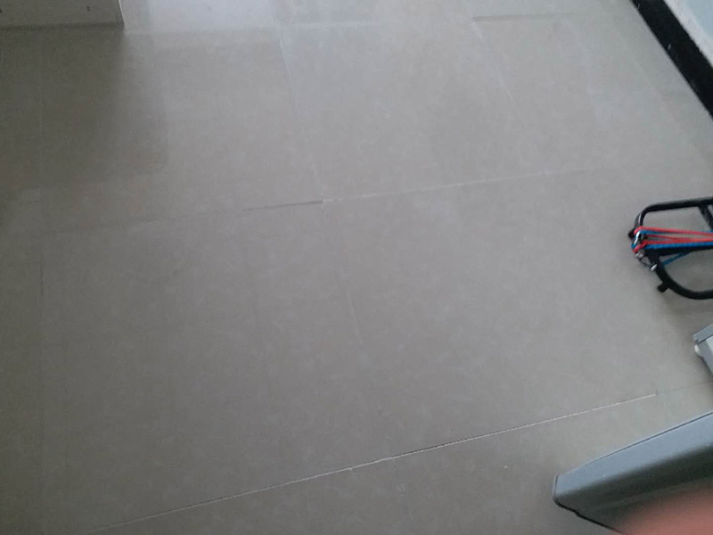 客廳地磚修補：沿瓷磚四周邊緣清除嵌縫白水泥，并用小鑿子仔細地拆除損壞瓷磚。瓷磚鑿掉后，用鋼鑿將底層水泥砂漿鑿掉，用力不得過重，否則會震碎其他完好的瓷磚。貼瓷磚前應將瓷磚浸水濕潤，晾干后在瓷磚背面薄薄地涂刮一層107膠水泥漿，然后用力加壓就位，并檢查新貼上的瓷磚是否與四周瓷磚齊平。新貼好的瓷磚的接縫仍要用白水泥漿填嵌，并清除瓷磚面上多余的水泥漿。