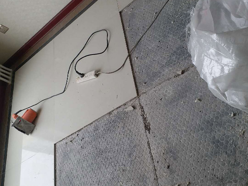 局部地磚修補：地磚使用的時間長了,難免會出現(xiàn)各種各樣的問題,地磚脫落就是很常見的問題之一，這多半是因為施工不當(dāng)或者地磚老化而導(dǎo)致的。因為每家每戶地磚脫落的情況不同，因此相對于的解決方案也是不同的。如果砂漿未松動的話，只是瓷磚脫落的話，大家可以先把瓷磚背面和四周粘附的砂漿刮凈，再用107膠摻入少許水泥攪成糊狀，在瓷磚背面均勻地涂上薄薄的一層，稍后壓緊瓷磚就會粘牢了;如果地磚砂漿已剝落的話，那就要在原基面上輕輕鑿些毛坑后，再拌有107膠的沙漿重新鑲貼，在基礎(chǔ)面上刷一層后將脫落的瓷磚壓上去，直至沙漿硬化。