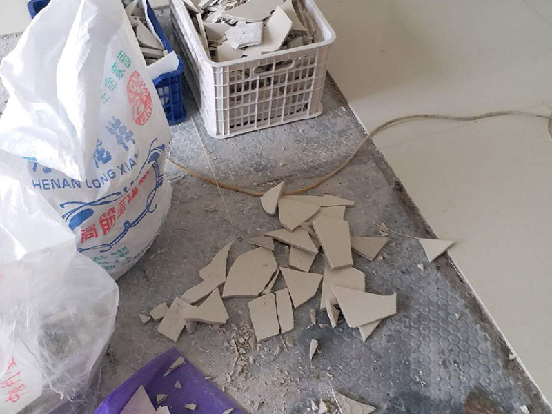 局部地磚修補：地磚使用的時間長了,難免會出現(xiàn)各種各樣的問題,地磚脫落就是很常見的問題之一，這多半是因為施工不當(dāng)或者地磚老化而導(dǎo)致的。因為每家每戶地磚脫落的情況不同，因此相對于的解決方案也是不同的。如果砂漿未松動的話，只是瓷磚脫落的話，大家可以先把瓷磚背面和四周粘附的砂漿刮凈，再用107膠摻入少許水泥攪成糊狀，在瓷磚背面均勻地涂上薄薄的一層，稍后壓緊瓷磚就會粘牢了;如果地磚砂漿已剝落的話，那就要在原基面上輕輕鑿些毛坑后，再拌有107膠的沙漿重新鑲貼，在基礎(chǔ)面上刷一層后將脫落的瓷磚壓上去，直至沙漿硬化。