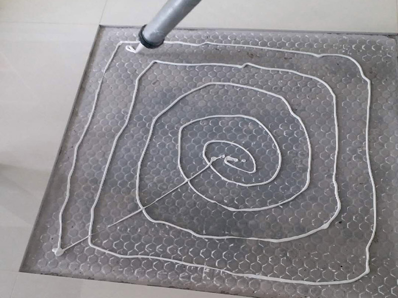 局部地磚修補：地磚使用的時間長了,難免會出現(xiàn)各種各樣的問題,地磚脫落就是很常見的問題之一，這多半是因為施工不當(dāng)或者地磚老化而導(dǎo)致的。因為每家每戶地磚脫落的情況不同，因此相對于的解決方案也是不同的。如果砂漿未松動的話，只是瓷磚脫落的話，大家可以先把瓷磚背面和四周粘附的砂漿刮凈，再用107膠摻入少許水泥攪成糊狀，在瓷磚背面均勻地涂上薄薄的一層，稍后壓緊瓷磚就會粘牢了;如果地磚砂漿已剝落的話，那就要在原基面上輕輕鑿些毛坑后，再拌有107膠的沙漿重新鑲貼，在基礎(chǔ)面上刷一層后將脫落的瓷磚壓上去，直至沙漿硬化。