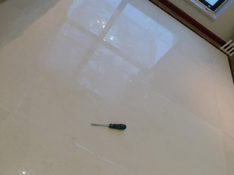 局部地磚修補：地磚使用的時間長了,難免會出現(xiàn)各種各樣的問題,地磚脫落就是很常見的問題之一，這多半是因為施工不當(dāng)或者地磚老化而導(dǎo)致的。因為每家每戶地磚脫落的情況不同，因此相對于的解決方案也是不同的。如果砂漿未松動的話，只是瓷磚脫落的話，大家可以先把瓷磚背面和四周粘附的砂漿刮凈，再用107膠摻入少許水泥攪成糊狀，在瓷磚背面均勻地涂上薄薄的一層，稍后壓緊瓷磚就會粘牢了;如果地磚砂漿已剝落的話，那就要在原基面上輕輕鑿些毛坑后，再拌有107膠的沙漿重新鑲貼，在基礎(chǔ)面上刷一層后將脫落的瓷磚壓上去，直至沙漿硬化。