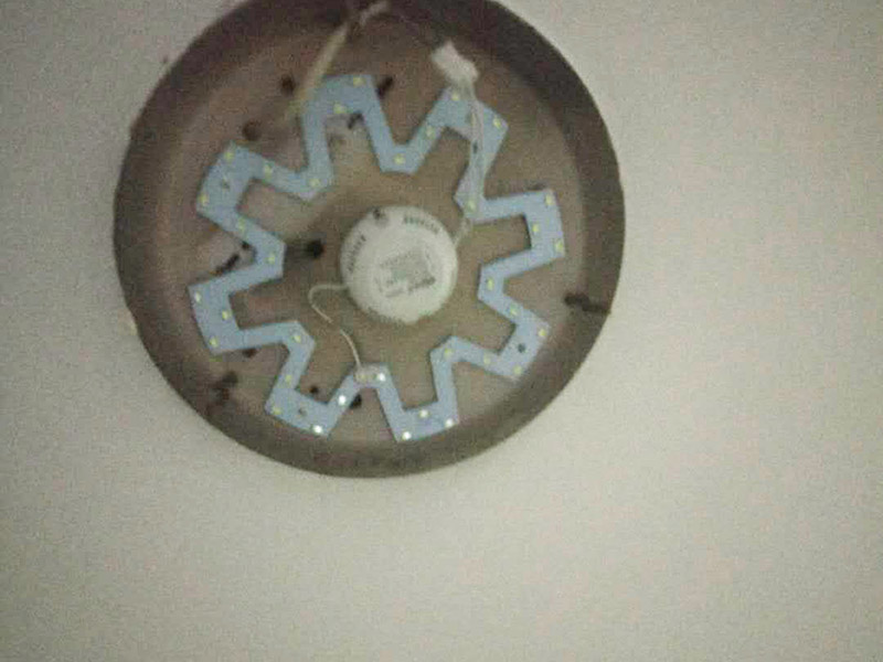 吸頂燈線路維修：首先，關(guān)掉開關(guān)，在折疊梯子的幫助下，拆掉led吸頂燈的外殼，并檢查燈管是否出現(xiàn)發(fā)黑發(fā)暗的地方。其次，如果燈管還是完好的，那么應(yīng)該試著擰緊燈管接頭處看是否發(fā)生接觸不良現(xiàn)象，這種情況也比較簡單的操作，也是容易發(fā)生的。接著，如果上述問題都沒有發(fā)生的話，可以檢查它的鎮(zhèn)流器是否完好，是否有燒焦的味道，鎮(zhèn)流器的外表是否有黑乎乎的燒焦現(xiàn)象，如果有，那么很大可能性就是鎮(zhèn)流器的問題。