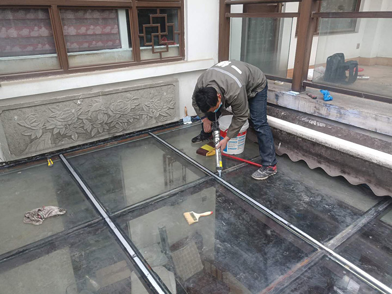 玻璃屋頂打膠防水：把陽光房的邊清理干凈。用結(jié)構(gòu)膠往縫里填到60%。然后用和縫大小的泡抹棒往里壓填充，把膠往陽光房與型材的縫里擠。最后填充耐候密封膠，用刮刀來回30度角度刮2遍。缺膠的補(bǔ)上。30分內(nèi)把紙揭掉。陽光房的鋁合金、鋼材等框架材料連接處基本靠打建筑膠來固定與防漏水。建筑膠打膠前，需要將打膠處用溫布擦干凈且干了之后打膠，否則就算是用了高級(jí)的建筑膠，其實(shí)際效果只有普通建筑膠的效果，將會(huì)大大降低陽光房結(jié)構(gòu)膠的使用壽命。