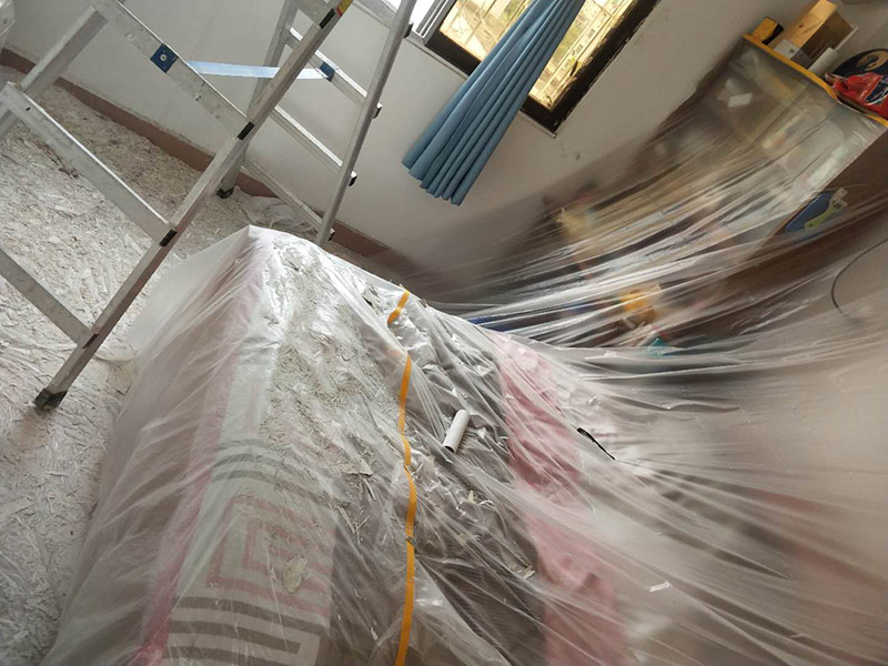 臥室墻面漏水維修：首先根據(jù)施工圖看水管走向，如果漏水的位置后面埋有水管，可以先把家里面的水閘關(guān)掉，放干龍頭里面的水，如果一段時候后發(fā)現(xiàn)墻面水跡不見了，證明是水管出現(xiàn)問題。 如果是請的專業(yè)的維修師傅，可以讓師傅用打壓機直接打壓檢測，若確定是墻內(nèi)水管漏水，就可以直接鑿開墻壁找水管漏點。