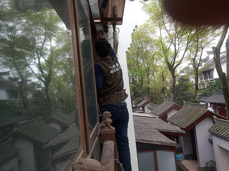 門窗框維修：應(yīng)先用螺絲刀和手錘等工具將門窗扇先卸下來，拆卸過程中，要一人拆卸，一人負(fù)責(zé)門窗的穩(wěn)定。門拆除后要輕放，嚴(yán)禁高空推倒。門窗扇拆卸下來后，就可以拆除門窗框架了。一般首先需要用刀片把門窗框內(nèi)側(cè)的密封膠等切開，門窗如果是采用膨脹螺栓與墻體連接的，可直接用螺絲刀把膨脹螺栓取下;如果脹栓生銹，則可用沖擊鉆將其打碎;而如果是采用連接片連接的則直接使用沖擊鉆即可;如果窗框難以取下，則需用鋼鋸將靠墻的框中部鋸開取下。門窗拆卸時，可能對門窗洞口造成一定的破損，如果不進(jìn)行處理，那么就不利于新門窗的安裝。因此，門窗拆卸完之后，需要復(fù)核洞口尺寸是否正確、是否做了橫平豎直，對不符合要求的洞口進(jìn)行處理。