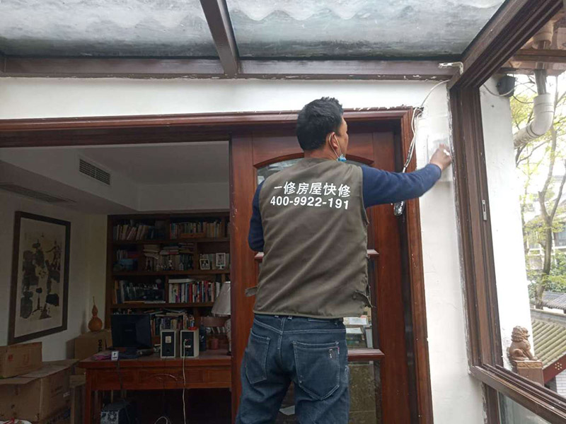 墻面刮膩?zhàn)泳S修：刮膩?zhàn)訉Σ煌膲w有著不同的要求，像比較常見的混凝土的墻面，會出現(xiàn)一些氣孔與鼓起的現(xiàn)象，所以就要先把墻面修平整掉，磨平凸起處，填補(bǔ)凹陷處?；鶎幼龊锰幚砗?，墻面還是會有一些凹陷的地方，這個時候就可以用石膏膩?zhàn)觼硌a(bǔ)平。將石膏膩?zhàn)訅簩嵃枷萏?，橫抹豎起的地方再重新刮一遍，這樣來確保墻面的平整。