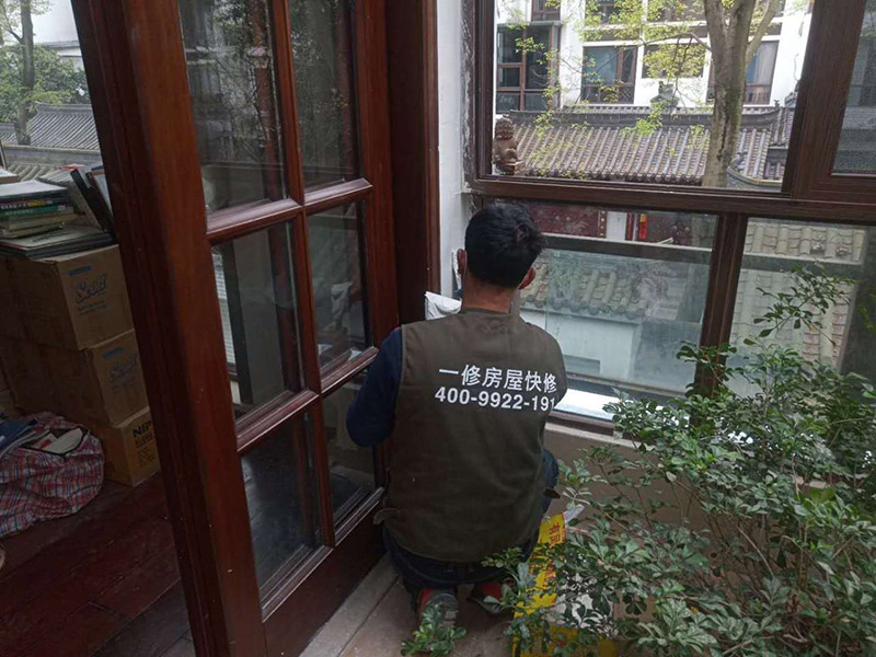 墻面刮膩?zhàn)泳S修：刮膩?zhàn)訉Σ煌膲w有著不同的要求，像比較常見的混凝土的墻面，會出現(xiàn)一些氣孔與鼓起的現(xiàn)象，所以就要先把墻面修平整掉，磨平凸起處，填補(bǔ)凹陷處。基層做好處理后，墻面還是會有一些凹陷的地方，這個時候就可以用石膏膩?zhàn)觼硌a(bǔ)平。將石膏膩?zhàn)訅簩嵃枷萏?，橫抹豎起的地方再重新刮一遍，這樣來確保墻面的平整。