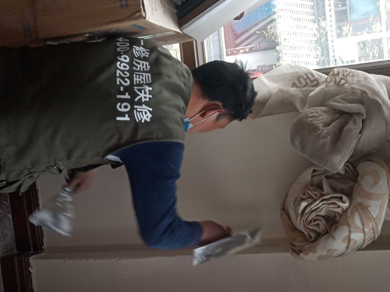 墻面刮膩?zhàn)泳S修：刮膩?zhàn)訉Σ煌膲w有著不同的要求，像比較常見的混凝土的墻面，會出現(xiàn)一些氣孔與鼓起的現(xiàn)象，所以就要先把墻面修平整掉，磨平凸起處，填補(bǔ)凹陷處?；鶎幼龊锰幚砗螅瑝γ孢€是會有一些凹陷的地方，這個時候就可以用石膏膩?zhàn)觼硌a(bǔ)平。將石膏膩?zhàn)訅簩嵃枷萏?，橫抹豎起的地方再重新刮一遍，這樣來確保墻面的平整。