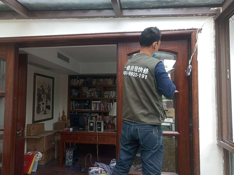 墻面刮膩?zhàn)泳S修：刮膩?zhàn)訉Σ煌膲w有著不同的要求，像比較常見的混凝土的墻面，會出現(xiàn)一些氣孔與鼓起的現(xiàn)象，所以就要先把墻面修平整掉，磨平凸起處，填補(bǔ)凹陷處?；鶎幼龊锰幚砗螅瑝γ孢€是會有一些凹陷的地方，這個時候就可以用石膏膩?zhàn)觼硌a(bǔ)平。將石膏膩?zhàn)訅簩嵃枷萏?，橫抹豎起的地方再重新刮一遍，這樣來確保墻面的平整。