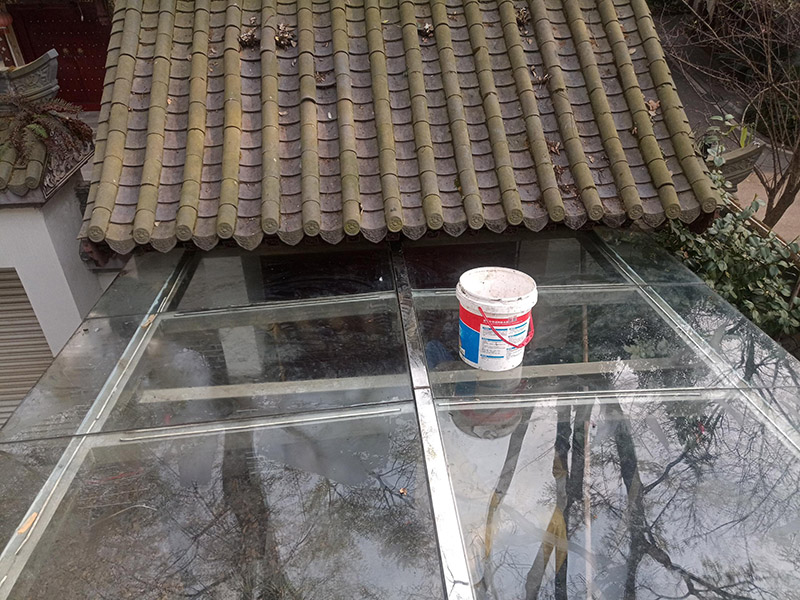 屋頂露臺(tái)翻新裝修：1.鏟除原防水層；2.清運(yùn)原屋面垃圾；3.處理屋面樓頂基礎(chǔ)；4.修補(bǔ)屋面基礎(chǔ)裂縫 空鼓等；5.涂刷冷底油； 原防水層鏟除清理&mdash;&mdash;處理基礎(chǔ)裂縫、破損&mdash;&mdash;特殊部位附加層&mdash;&mdash;定位彈線接縫粘合、封口處理&mdash;&mdash;涂刷接縫膠&mdash;&mdash;鋪貼卷材&mdash;&mdash;滿涂基層膠卷材收頭處理&mdash;&mdash;防水層表面清理檢查&mdash;&mdash;涂刷表面涂料