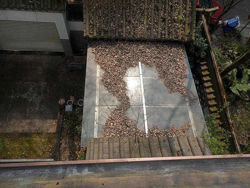 屋頂露臺(tái)翻新裝修：1.鏟除原防水層；2.清運(yùn)原屋面垃圾；3.處理屋面樓頂基礎(chǔ)；4.修補(bǔ)屋面基礎(chǔ)裂縫 空鼓等；5.涂刷冷底油； 原防水層鏟除清理&mdash;&mdash;處理基礎(chǔ)裂縫、破損&mdash;&mdash;特殊部位附加層&mdash;&mdash;定位彈線接縫粘合、封口處理&mdash;&mdash;涂刷接縫膠&mdash;&mdash;鋪貼卷材&mdash;&mdash;滿涂基層膠卷材收頭處理&mdash;&mdash;防水層表面清理檢查&mdash;&mdash;涂刷表面涂料