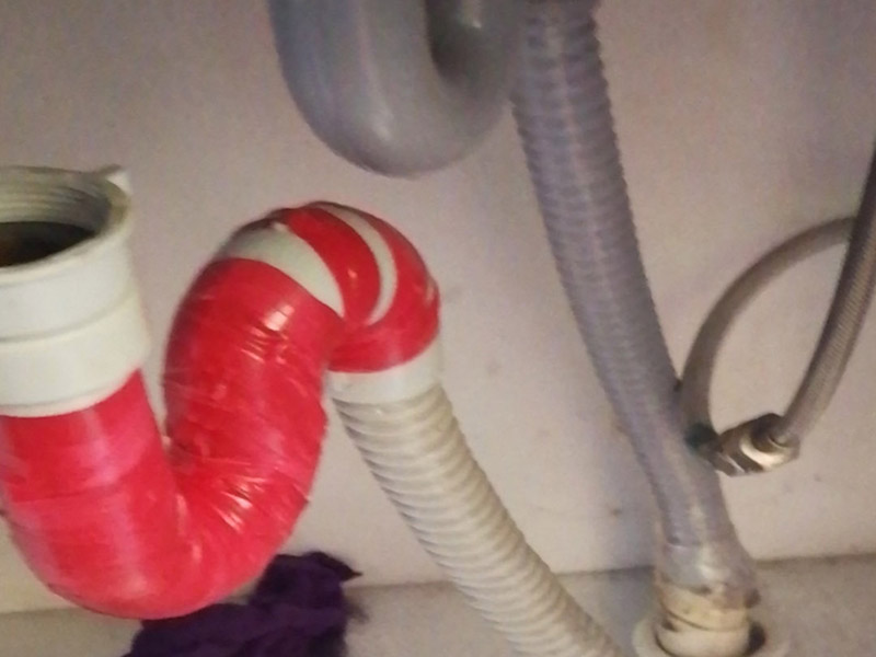 臺盆下水管更換：1、確保面盆及面盆下水器都已安裝好； 　　2、拆開所購買的面盆下水管包裝； 　　3、面盆下水管有一端是專門與面盆下水器連接的，將這一頭的塑料頭擰下來； 　　4、將擰下來的塑料頭再擰在面盆下水器上； 　　5、將面盆下水管套在面盆下水器上，并與事先擰在下水器上的塑料頭擰緊； 　　6、放水測試是否漏水，若有滲漏現(xiàn)象，可在下水器與下水管連接處先纏上生料帶，然后進行第五步。 　　7、還有一個銅的螺母緊跟著膠圈擰在洗手盆底部，然后把瓷盤放上洗手臺，也就是說一個膠圈和螺母都夾在瓷盆和洗手臺的中間。 　　8、把螺母擰在洗手臺的面板底部呢，也就是說膠圈夾在瓷盆和面板中間，而螺母在洗手臺面板的底部。