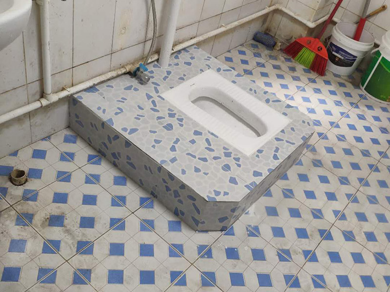 水泥砌蹲便：1、蹲便器的排污口和落水管的預(yù)留口均涂上粘結(jié)劑或者膠泥，將蹲便器的排污口與落水管的預(yù)留口接駁好，校正蹲便器位置。砌磚固定蹲便器，要預(yù)留填碎石的缺口。 2、待粘結(jié)劑干后，往蹲便器內(nèi)試沖水，觀察接口是否漏水。然后在地面和蹲便器之間填入碎石土，嚴(yán)禁真入水泥混凝土。用磚封閉缺口。較后在磚外面批水泥砂漿(水泥：砂=1：3)，貼上瓷磚。 3、與蹲便器相配合安裝的沖水閥分為：手壓式?jīng)_水閥和腳踏式?jīng)_水閥。 4、與蹲便器相配合安裝的水箱，水箱安裝高度距離便器水圈1.8米，水壓要求0.14~0.55Mpa為宜，才能有效達(dá)到良好的沖水效果。