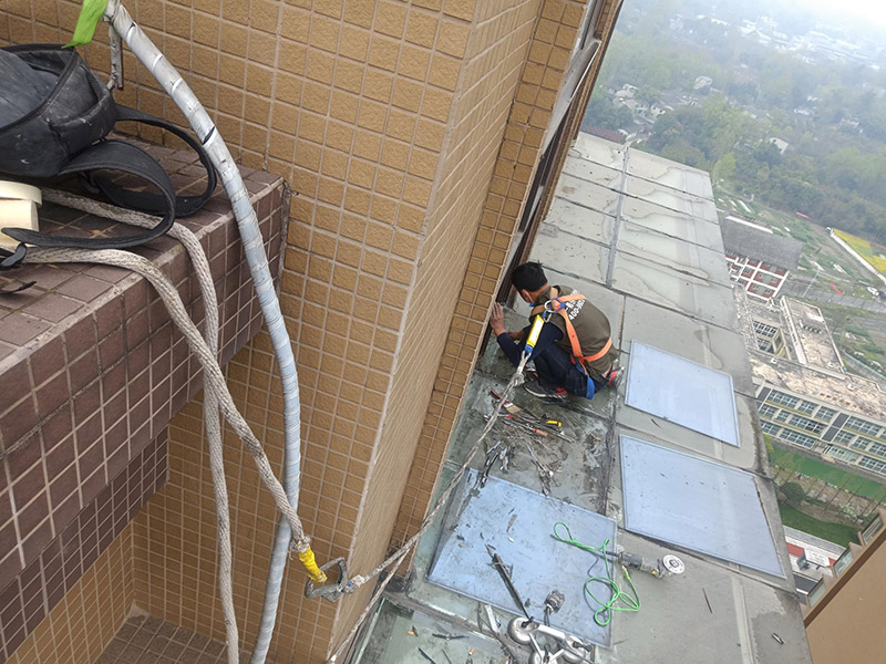 鋼化玻璃露臺(tái)更換：首先將要處理的陽(yáng)臺(tái)清理干凈，用水沖洗，自然曬干。處理鋁合金鋼化玻璃框的灰塵，用抹布擦除即可。安裝固定邊條。固定邊條安裝好后，將鋁合金鋼化玻璃框擺放至固定邊條上。用十字螺絲刀和自攻螺絲固定玻璃框。最后密封膠將其剩余縫隙堵住，至此安裝結(jié)束。