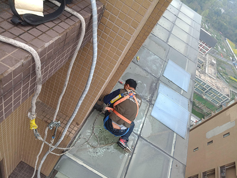 高空施工安全措施：先在高處使用的安全帶，各種零件不得有任何拆卸，如果有損壞的更是不得使用。然后登高作業(yè)使用的梯子要堅(jiān)固，放置要平穩(wěn)，梯子坡度以60到70度比較好，在安置防滑裝備。隨后高處作業(yè)現(xiàn)在必須有監(jiān)護(hù)人，在作業(yè)前監(jiān)護(hù)人和作業(yè)人員應(yīng)該認(rèn)真檢查在清理好現(xiàn)場。最后就是高處作業(yè)人員要按照設(shè)置的通道和扶梯行走不能貪圖方便就可以隨便亂走胡亂攀爬。