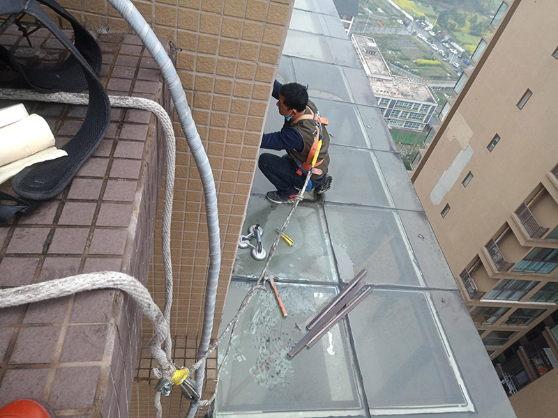 高空施工安全措施：先在高處使用的安全帶，各種零件不得有任何拆卸，如果有損壞的更是不得使用。然后登高作業(yè)使用的梯子要堅(jiān)固，放置要平穩(wěn)，梯子坡度以60到70度比較好，在安置防滑裝備。隨后高處作業(yè)現(xiàn)在必須有監(jiān)護(hù)人，在作業(yè)前監(jiān)護(hù)人和作業(yè)人員應(yīng)該認(rèn)真檢查在清理好現(xiàn)場。最后就是高處作業(yè)人員要按照設(shè)置的通道和扶梯行走不能貪圖方便就可以隨便亂走胡亂攀爬。