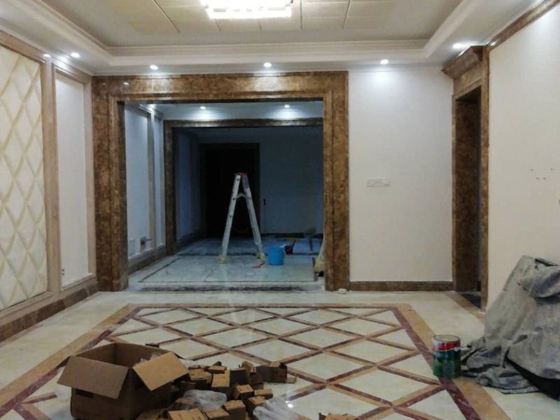 全屋墻面翻新：舊墻面翻新自己動手首先用水將墻面浸濕，這樣在鏟除墻面時比較省力，墻面必須要鏟到露出水泥砂漿面。然后是涂刷界面劑，一定要全部都刷到而且要均勻。墻面的裂縫通常都是用牛皮紙帶及白乳膠來貼住，但不能保證它能百分百不再開裂。如果墻面凹凸不平，那么就需要用石膏來找平，誤差最好不要超過0.5公分。非承重墻一般都是需要貼布的，所以最好選擇質(zhì)地好的墻布和白乳膠，有條件的話可以使用網(wǎng)格布，對于防裂效果會更好。墻面在刷底漆時，一定要把每個地方都刷到并且要均勻。刷底漆要使用質(zhì)地好滾筒，以免影響到底漆涂刷的效果。在膩子打磨之后，墻面都會留下一些比較難看的坑眼，特別是在刷漆后非常明顯，所以需要找補。在找補時一定要打磨平整，為了避免出現(xiàn)色差坑眼在底漆里多加一點水再涂刷。